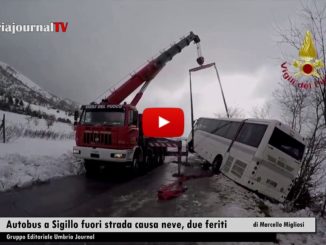 Vigili del fuoco recuperano autobus fuori strada a Sigillo, due feriti
