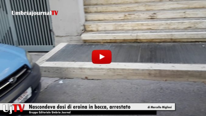 Nascondeva dosi di eroina in bocca e picchia polizia durante controllo