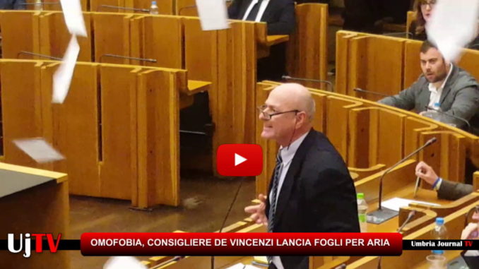 Legge su Omofobia, bagarre in aula e consigliere De Vincenzi lancia fogli per aria