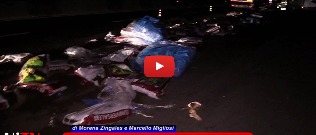 Camion perde carico di ghiaia, è accaduto nel curvone di Collestrada