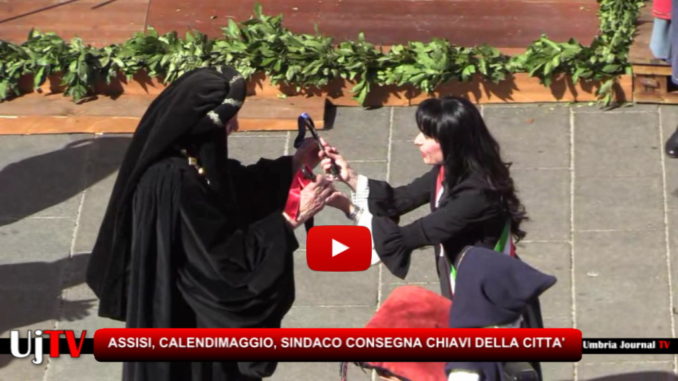 Calendimaggio Assisi, sindaco ha consegnato le Chiavi della Città al Maestro de Campo