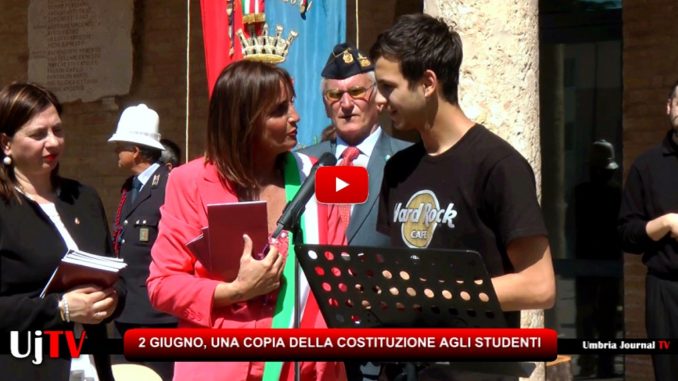 Assisi, Festa Repubblica, una copia della Costituzione Italiana agli studenti