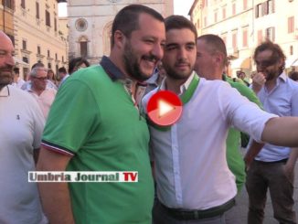 Matteo Salvini a Todi, folla urlante, cori da stadio e fazzoletti verdi