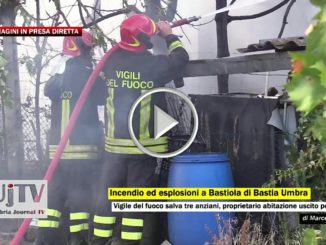 Esplosione e incendio a Bastiola di Bastia Umbra, vigile del fuoco salva anziani, video
