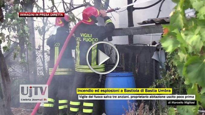 Esplosione e incendio a Bastiola di Bastia Umbra, vigile del fuoco salva anziani, video