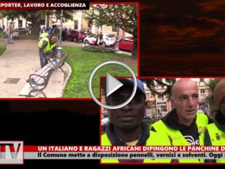 Un italiano e alcuni immigrati africano dipingono le panchine a Perugia, il video