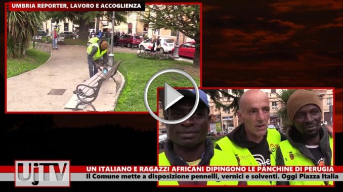 Un italiano e alcuni immigrati africano dipingono le panchine a Perugia, il video