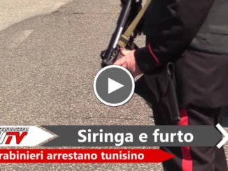 Minaccia con siringa il proprietario di una casa e ruba, preso dai Carabinieri