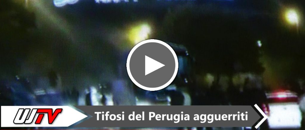 Tifosi del Perugia agguerriti durante l'arrivo del pullman a Pian di Massiano