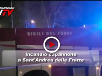 Perugia, incendio capannone dove si lavora plastica, il video