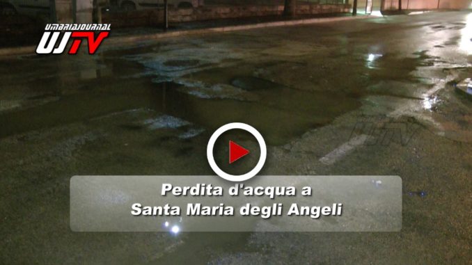 Strada allagata e puzza di fogna insopportabile a Santa Maria degli Angeli