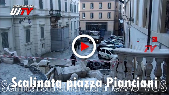 Scalinata di Piazza Pianciani a Spoleto semidistrutta da un mezzo VUS il video del disastro