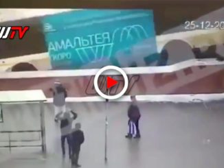 Video dello schianto dell'autobus in un sottopasso a Mosca, cinque morti