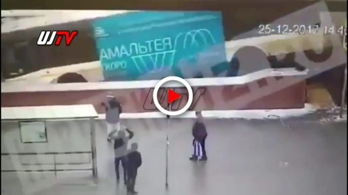 Video dello schianto dell'autobus in un sottopasso a Mosca, cinque morti
