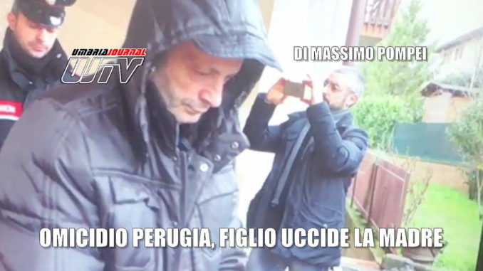 Omicidio a Perugia, figlio uccide la madre, l'arresto, il video