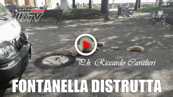 La fontanella dei Giardini Carducci a Perugia abbattuta, il video