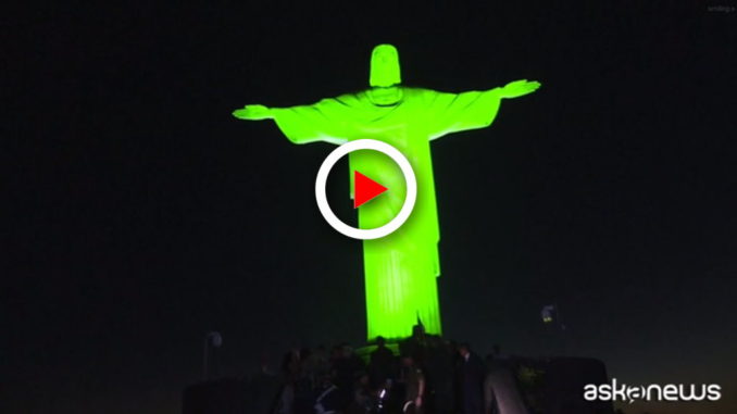 Rio de Janeiro, il Cristo Redentore si illumina di verde