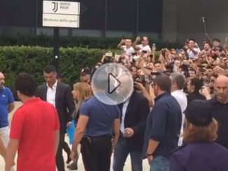 Cristiano Ronaldo, il CR7 a Torino incontra tifosi prima delle visite mediche