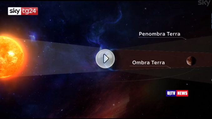 La luna si tinge di rosso nell'eclissi più lunga del secolo, spettacolare