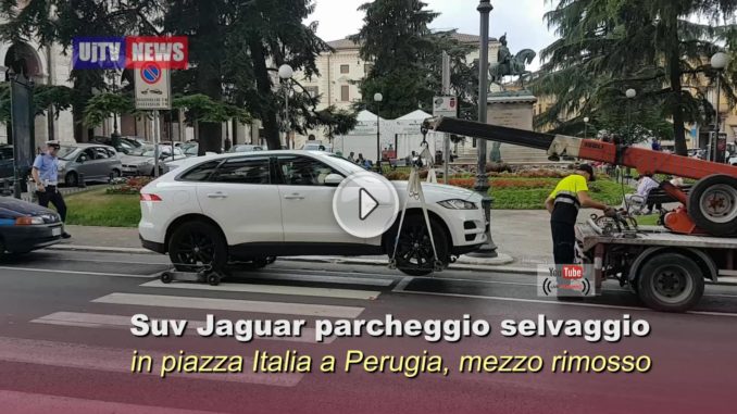 Parcheggio selvaggio in centro a Perugia, suv blocca gli spazi dei taxi, rimosso!