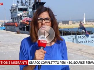 Migranti, sbarco completato a Pozzallo in Sicilia. Fermati scafisti