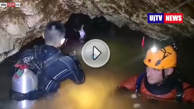 Navy Seal thailandesi, impegnati nel salvataggio dei piccoli calciatori, sono eroi nazionali