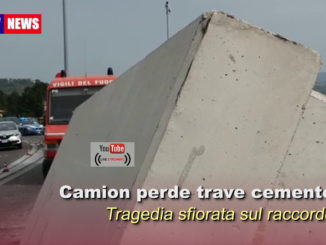 Mezzo pesante perde trave di cemento, tragedia sfiorata sul raccordoMezzo pesante perde tra