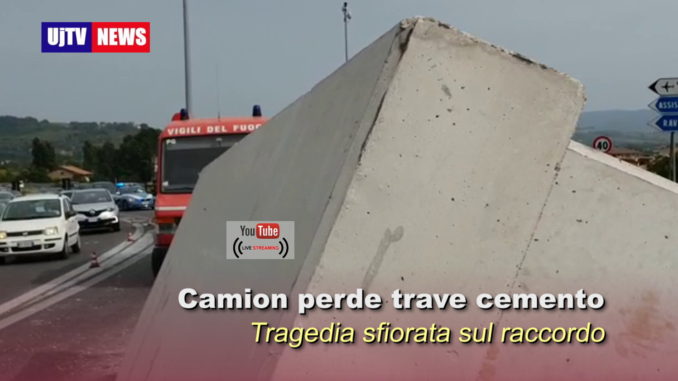 Mezzo pesante perde trave di cemento, tragedia sfiorata sul raccordoMezzo pesante perde tra