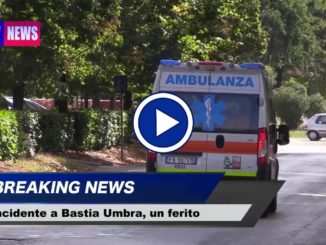 Uomo in bicicletta investito da auto a Bastia Umbra, il video