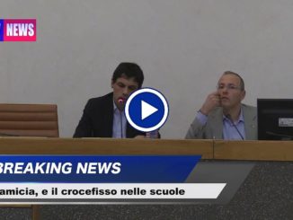 Camicia, crocefisso dentro la Sala del Consiglio, nessuna traccia, video
