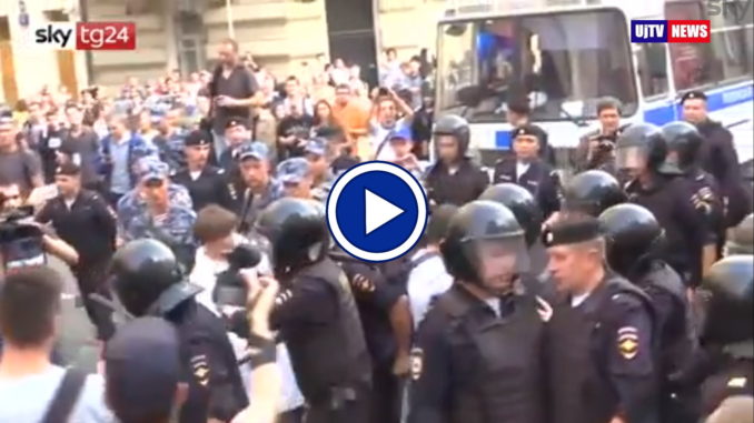 Russia in piazza per riforma pensioni, più di 800 fermati, il video