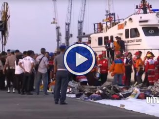 Indonesia, aereo precipitato, un italiano a bordo, video recupero salme