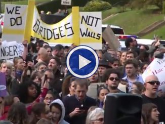 Il video delle proteste contro Trump in visita alla sinagoga di Pittsburgh