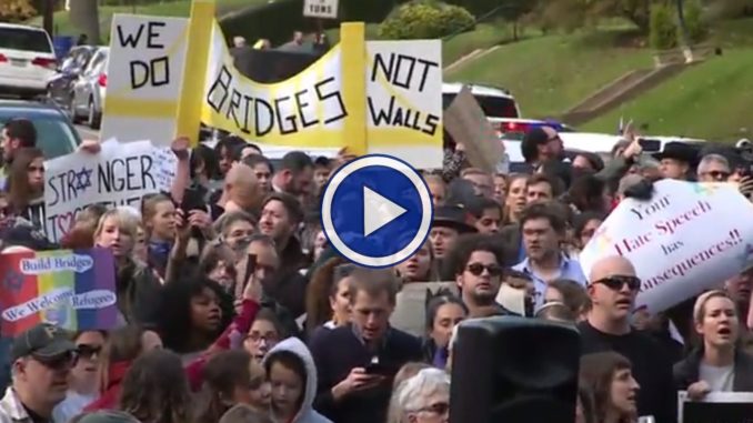 Il video delle proteste contro Trump in visita alla sinagoga di Pittsburgh