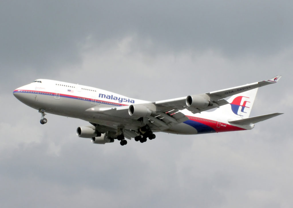 Atterraggio di emergenza per aereo della Malaysia Airlines, malore a bordo