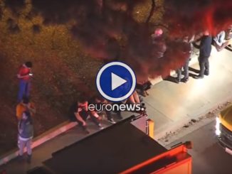 Lancia fumogeni e spara in un locale, morti e feriti, a Los Angeles video