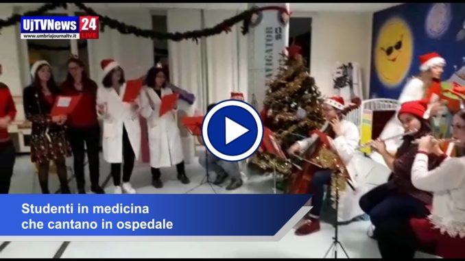 Studenti medicina cantano per Natale nelle corsie dell'Ospedale il video