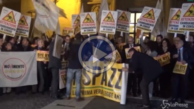 Anticorruzione è legge, i 5 stelle festeggiano in piazza a Montecitorio