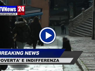 Povertà, in ginocchio a chiedere elemosina, davanti a lei indifferenza VIDEO