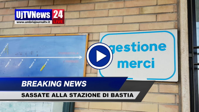Sassate alla stazione di Bastia Umbra, distrutto monitor, il video