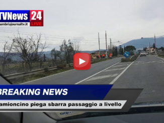 Passaggio a livello di Ospedalicchio, camioncino piega barriera, video