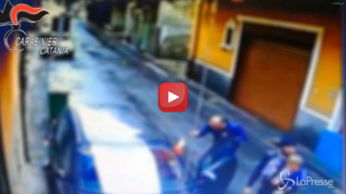 Reclama il suo posto auto, disabile brutalmente picchiato