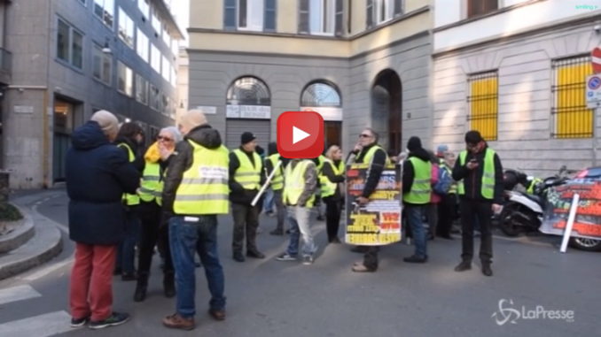 Milano, i gilet gialli in piazza davanti alla Goldman Sachs OK