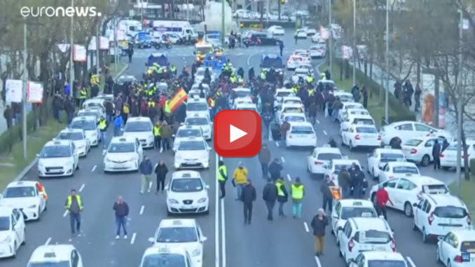 Madrid, taxisti contro Uber, traffico bloccato, video
