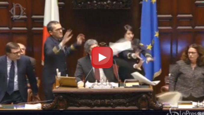 Bagarre alla Camera, deputati Pd lanciano fogli contro Fico