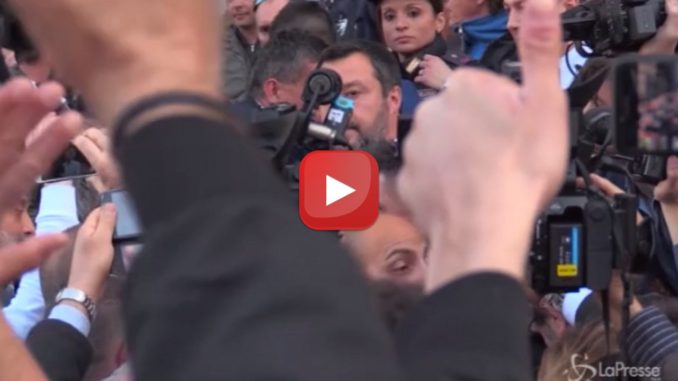Fischi e applausi per Matteo Salvini a Verona quando il Ministro è arrivato al congresso