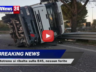 Autotreno si ribalta sulla E45 a Balanzano, nessun ferito, video