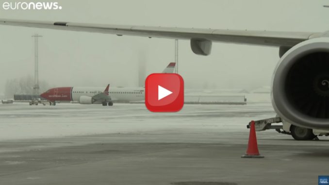Agenzia europea sicurezza aerea sospende voli Boeing 737 MAX video degli aerei