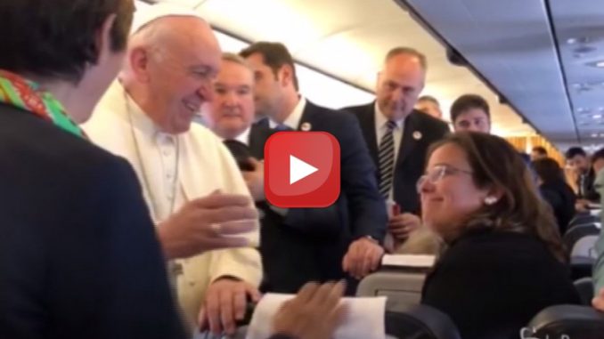 Un giornalista fa uno scherzo al Papa, ritrae di scatto la mano e poi...