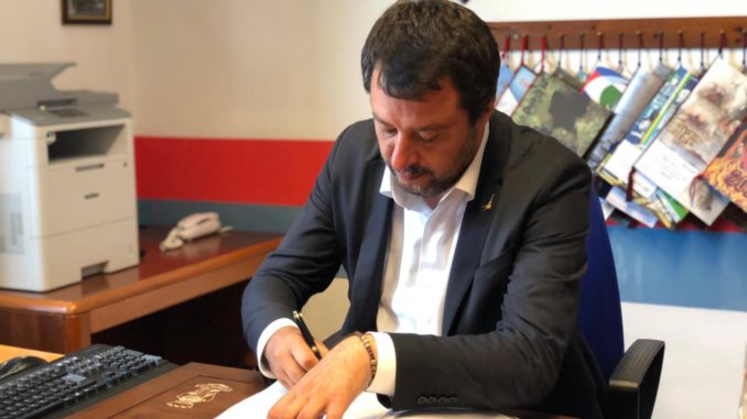 Taser usato con successo a Firenze, Salvini, sarà normale dotazione forze dell'ordine